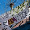 Ein Transparent mit der Aufschrift «Wir campen bis Eva handelt» hängt am Klimacamp.