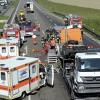 Auf der A8 bei Augsburg ist ein Lkw aufs Stauende geprallt. Der Fahrer starb.