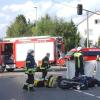 Die Feuerwehr schirmt den verletzten Motorradfahrer mit Tüchern vor neugierigen Blicken ab.