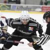 Erzielte das erste und das sechste Tor für die Eisbären: Petr  Ceslik (hier beim Bully).