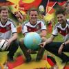 Wenn die Fans ihre Nationalmannschaft bei der Fußball-Weltmeisterschaft in Brasilien unterstützen, dann sind Thomas Wohllaib, Andreas Böhme und Dominik Wohllaib (von links) unter ihnen. 