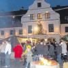 Budenzauber vor dem Rathaus in Buttenwiesen machte Lust auf das bevorstehende Fest. Der Weihnachtsmarkt wurde erstmals bis zum Kriegerdenkmal ausgedehnt. 