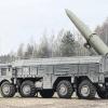 Eine russische Rakete vom Typ „Iskander“ wird in Stellung gebracht. 