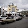 Autofahrer warten in Caracas an einer Tankstelle. In dem ölreichen Venezuela herrscht eine akute Benzinknappheit.