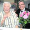 Will mindestens so alt wie "Jopi" Heesters werden: Josefa Carl. Neu-Ulms Oberbürgermeister Gerold Noerenberg gratulierte ihr dieser Tage zum 100. Geburtstag. Foto: zg