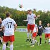 Der Bachtaler Patrick Mayr bereinigt per Kopfball eine Situation im Derby gegen den FC Lauingen. 