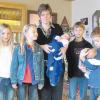 Tanja Prieglmeir mit ihren Zwillingen Miriam Juliana und Fabian Michael freut sich über die Spende, die ihr Laura, Verena, Alexander und Andreas (v. li.) übergaben.  