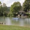 Dass sich hinter der schicken Holzverkleidung der neuen Wasserwacht-Station am Mandlachsee ein Container verbirgt, würde man nicht vermuten. Bekanntlich wurde das marode alte Wasserwarthäuschen abgetragen.