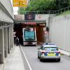 Viel zu hoch beladen war am Montagmittag ein Lastwagen, der durch den Westringtunnel an der B10 in Ulm wollte.