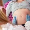 Untersuchung einer Schwangeren. Für sie ist eine Hebamme die wichtigste Bezugsperson bei der Entbindung. Am Neuburger Krankenhaus arbeiten derzeit zehn Beleghebammen.  	 	