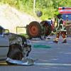 In zwei Teile brach ein älterer Traktor bei einem Auffahrunfall zwischen Bayersried und Balzhausen am Montagmorgen. Zwei Personen wurden verletzt.  