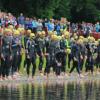 Gleich geht´s los. Ab in den Auwaldsee, heißt es dann für alle Teilnehmer des Triathlons.