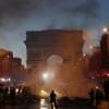 Rauch steigt auf während des Protestes der "Gelbwesten" vorm Arc de Triomphe in Paris.