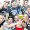 Auch der TSV Neu-Ulm darf in dieser Saison einen Titelgewinn feiern: Der Bezirksligist holte sich gestern gegen Holzheim den Pokal.