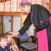 Bei seinem Besuch in der Kita segnete Weihbischof Florian Wörner die Kinder. Mit dabei war auch Pfarrer Franz Xaver Sontheimer.  	