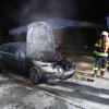Zu einem brennenden Fahrzeug wurde die Aichacher Feuerwehr am Dienstagabend in die Werner-von-Siemens-Straße gerufen.