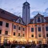 Im Fronhof, im Winkel unter dem Turm, wird Wilhelm Walz in diesem Sommer die SUK Symphony aus Prag begrüßen – und dirigieren. 