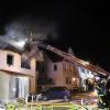 Feuerwehrleute löschen nach der Explosion am frühen Freitagmorgen die Flammen an dem Einfamilienhaus in Blaubeuren-Gerhausen. Drei Menschen kamen ums Leben. 	