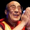 Das Bild zeugt den Dalai Lama im Alter von 64 Jahren. Es stammt aus dem Jahr 2000.