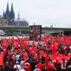 Türkische Fahnen am Rhein-Ufer: Ungefähr 40 000 Menschen nahmen an der Erdogan-Demo in Köln teil.