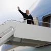 Auf dem Weg nach Kalifornien: Donald Trump auf der Gangway der Air Force One.