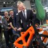 Bundeskanzler Olaf Scholz (SPD) steht bei seinem Eröffnungsrundgang auf der Hannover Messe 2022 am Stand der Firma Igus Bike. Die Firma baut Räder aus recyceltem Kunststoff.  