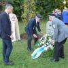 Der Veteranenverein Friedberg beging sein 150-jähriges Bestehen. Wallfahrtsdirektor Pater Hans-Joachim Winkens weihte bei Herrgottsruh unter dem Beisein von Ehrengästen, hier Bürgermeister Roland Eichmann, einen Gedenkstein.