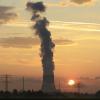 Sonnenaufgang hinter einem Atomkraftwerk. Symbolbild.