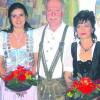Gratulation in Schlipsheim: (von links) Schützenkönigin Claudia Dieminger, Schützenmeister Martin Weigl und Vorgängerin Anita Knöpfle. Foto: Luise Theis