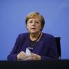 Kanzlerin Merkel riet Schülern, die wegen des häufigen Lüftens frieren, zu warmer Kleidung sowie gelegentlichem Klatschen und zu Kniebeugen.
