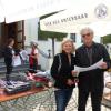 Irmgard und Reinhard Piaszek steuerten zuerst den Stand von Petra Schmidbaur im Hintergrund, links vor dem Bürgerhaus in Allmannshofen, an. Mit einem Plan in Händen machten sie sich auf, um den Stöberlmarkt im Ort zu erkunden.