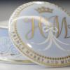 Das Design für das offizielle Geschirr der Hochzeit von Harry und Meghan Markle des Royal Collection Trusts ist auf einer Pillendose zu sehen. Royal Collection Trusts ist eine gemeinnützigen Einrichtung zur Verwaltung der Kunstsammlung des britischen Königshauses.