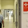 Die neue Notfallpraxis der niedergelassenen Ärzte nimmt am Samstag im Bundeswehrkrankenhaus Ulm ihren Betrieb auf. Sie ist zentrale Anlaufstelle für Patienten, die außerhalb der Öffnungszeiten ihres Hausarztes Hilfe brauchen. 