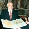 Bundeskanzler Dr. Helmut Kohl erhielt am 15. Juli 1997 in Dillingen den Europäischen St.-Ulrichs-Preis. Rechts der frühere Landrat Dr. Anton Dietrich, links Ex-Bundesfinanzminister Theo Waigel.