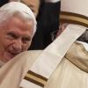 Papst Franziskus (r) im Gespräch mit seinem Vorgänger, dem emeritierten Papst Benedikt XVI..