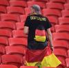 Trauriger Abgang in eine ungewisse Fußballzukunft: Ein deutscher Fan verlässt nach dem Spiel gegen Costa Rica das Stadion. Für Deutschland ist die Weltmeisterschaft vorüber.