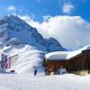 In St. Johann im Herzen der Kitzbüheler Alpen in Tirol geht es etwas gemütlicher zu. Mit einer neuen Marketingstrategie will der Ort dem Glück auf die Sprünge helfen. Davon sollen Touristen genauso wie die Angestellten in dem Wintersportort profitieren. 