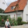 Adolf Schilling vor seinem Elternhaus in der Dorfmitte: In dem kleinen Häuschen lebte er mit seinen Eltern und sieben Geschwistern. Die Entbehrungen der Nachkriegszeit wurden für die Kinder durch ihre Abenteuerlust und Freiheit ausgeglichen.