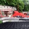 Das Bühnenbild auf der Freilichtbühne am Roten Tor ist im Entstehen. Ab nächster Woche wird das Ensemble auch in den Wallanlagen proben.