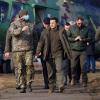 Dieses vom Pressebüro des ukrainischen Präsidenten zur Verfügung gestellte Foto zeigt Wolodymyr Selenskyj bei einer Militärübung.
