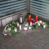 Blumen und Kerzen liegen auf dem Bahnsteig im Bahnhof von Brokstedt für die beiden Todesopfer.