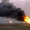 Brennende Ölfelder in Kuwait – Bilder wie diese sind vielen Menschen noch in Erinnerung. Der zweite Golfkrieg 1990/1991 hatte Folgen für die ganze Welt – bis heute.  	