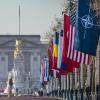 Vor dem Buckingham-Palast wehen die Fahnen der Nato-Mitgliedsstaaten, die sich in London zum Gipfel treffen. 