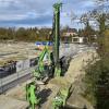 An der Von-Kühlmannstraße in Landsberg werden gerade Löcher für eine Stützwand gebohrt. Im Hangbereich soll ein Widerlager für den neuen Lechsteg entstehen.