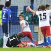 Hamburgs Lewis Holtby (M) erzielt gegen Schalke Torwart Ralf Fährmann (unten l) das 2:1.