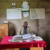 Richard Gichana am Schreibtisch der Bürgermeister-Amtsstube in seinem kenianischen Heimatort Enchoro. 