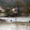 Wasser rauscht durch die Absperrung zu einem Garten in Horb an der Steinach (Landkreis Kronach).