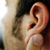 Chronischer Tinnitus kann für die Betroffenen sehr belastend sein. Eine kognitive Verhaltenstherapie kann helfen.