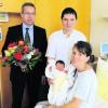 Doris Klameth freut sich über ihre Tochter Marie. Es gratulierten Peter Schiele (links) und Dr. Radu Rizea. Foto: sev