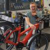 Der Augsburger Fahrradhändler Thomas Lis kann sich nicht über zu wenig Käufe und Reparaturaufträge beschweren. Schon vor Corona boomte das Geschäft mit E-Bikes .